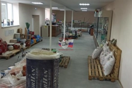 Сдает в аренду помещения.